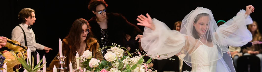Szenenfoto der Inszenierung »Euridice«: Eine junge Frau im Hochzeitskleid tanzt in einem mit Kerzen und Blumen geschmückten Raum. Stückbild des Stückes Euridice