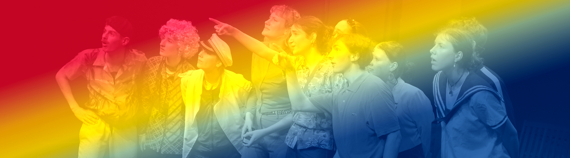 Das Bild zeigt eine Gruppe junger Menschen. Alle schauen interessiert auf etwas, das nicht im Bild zu sehen ist und auf das zwei Personen zeigen. hnen zeigen auf etwas 