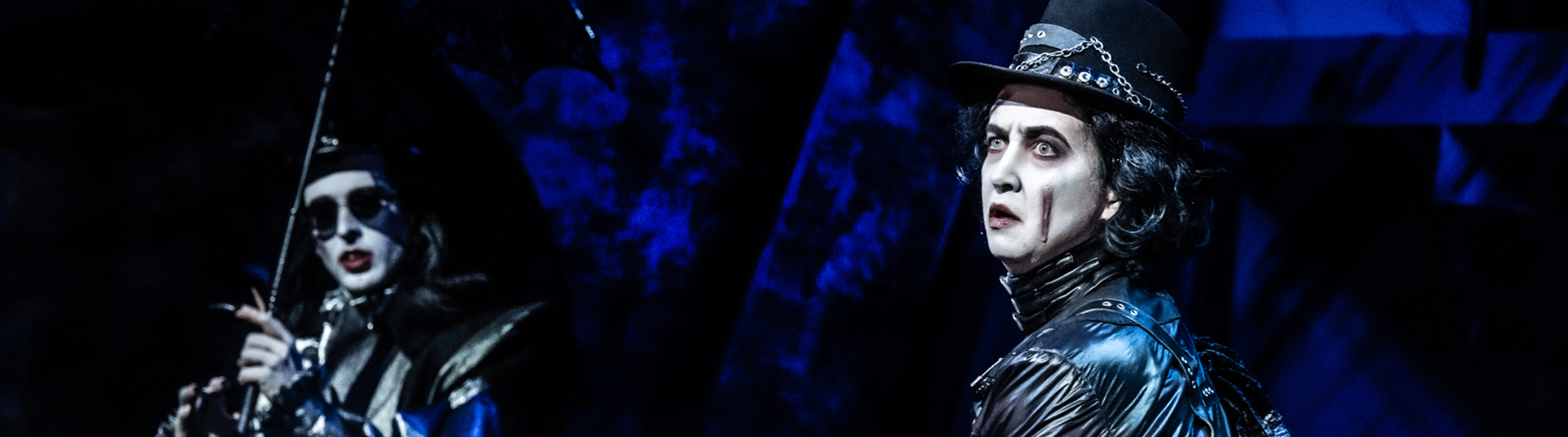 Das Bild zeigt eine junge Frau und im Hintergrund einen jungen Mann, beide in Kostümen der Goethezeit.