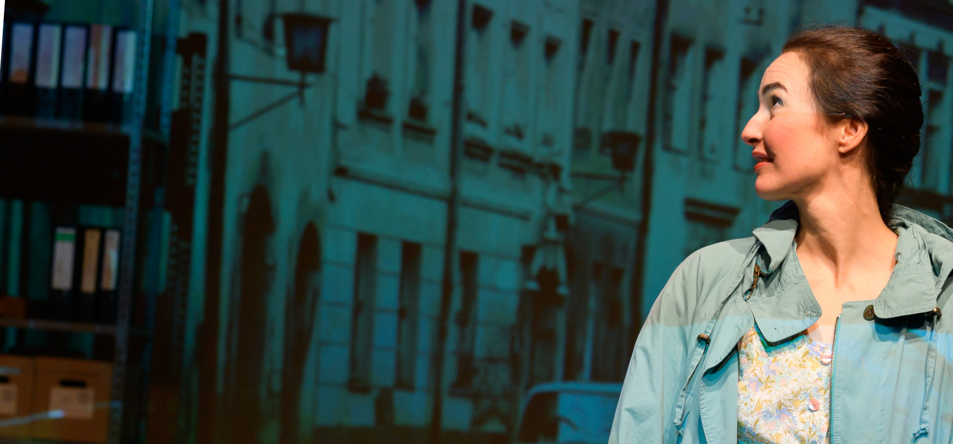 Auf rotem Untergrund stehen die Buchstaben D N T. Im Umriss des Buchstaben T ist eine junge Frau zu sehen.