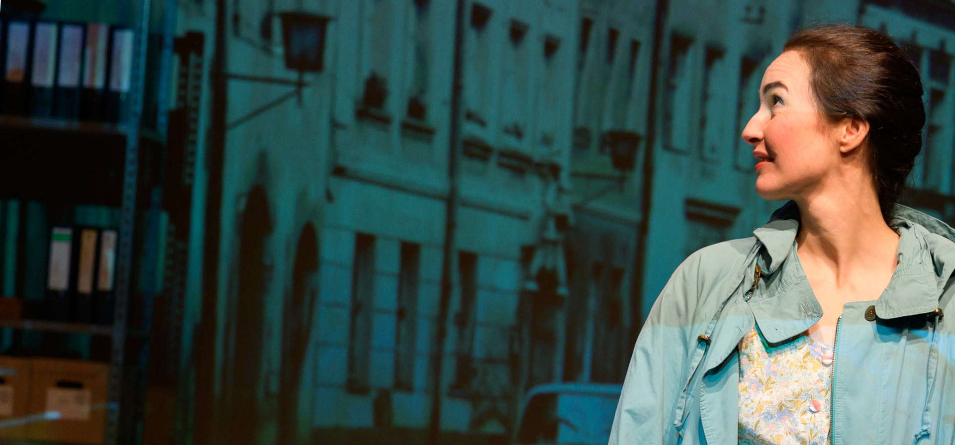 Auf rotem Untergrund stehen die Buchstaben D N T. Im Umriss des Buchstaben T ist eine junge Frau zu sehen.