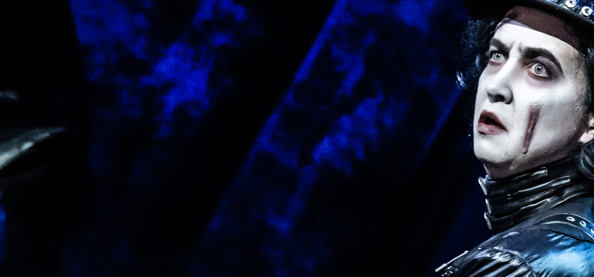 Auf rotem Untergrund stehen die Buchstaben D N T. Im Umriss des Buchstaben T ist eine junge Frau zu sehen.