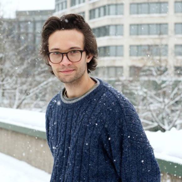 Foto zeigt ein Portrait von Amon Ritz Amon Ritz