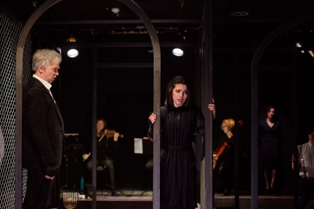 Nathan und seine Kinder - Christoph Heckel (Elijahu), Karine Minasyan (Recha), im Hintergrund: das Amalia Quartett © Candy Welz
