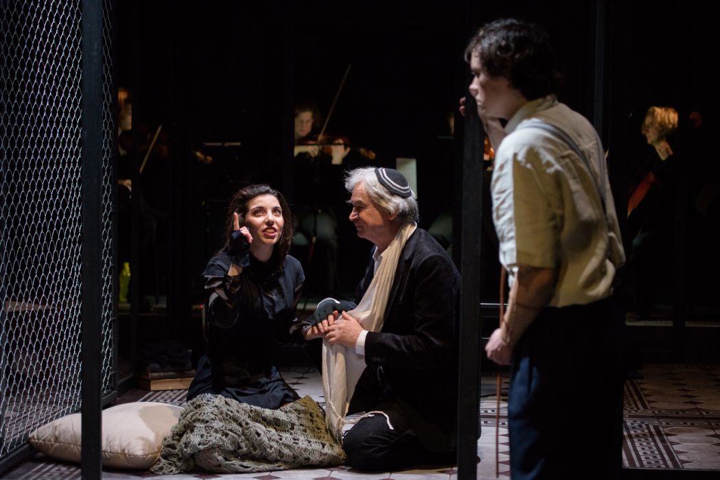 Nathan und seine Kinder - Karine Minasyan (Recha), Christoph Heckel (Elijahu), Henry Neill (Geschem), im Hintergrund: das Amalia Quartett © Candy Welz
